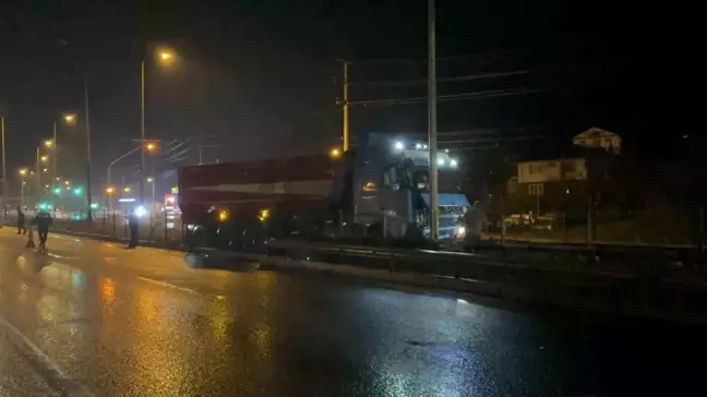 Bolu'da Kontrolden Çıkan Tır Orta Refüje Savruldu, Sürücü Yara Almadı