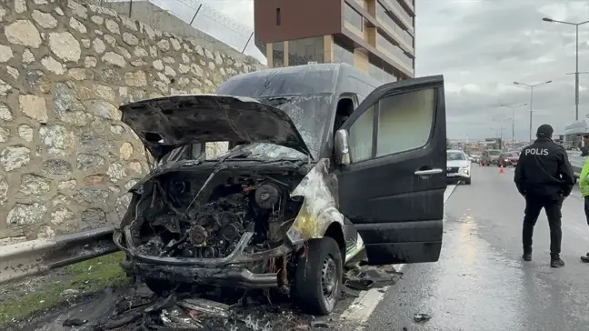 Pendik'te Servis Minibüsü Yangını