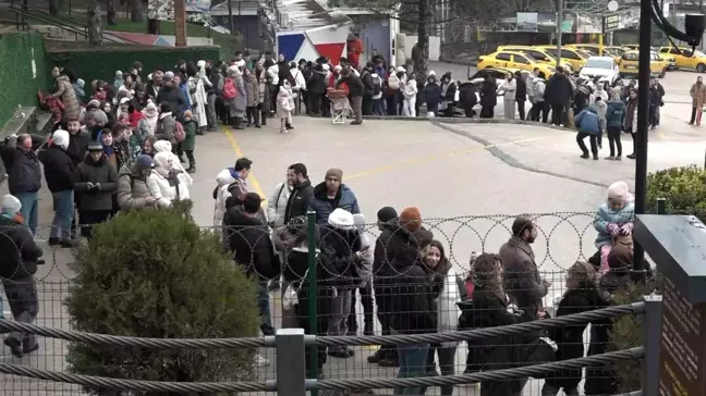 Uludağ'da Hafta Sonu Yoğunluğu: Metrelerce Kuyruk Oluşti