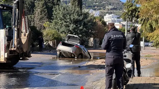 Bodrum'da Su Hattı Patladı, Sürücü Çukura Düştü