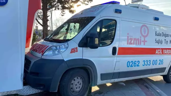 Kocaeli'de Özel Ambulans ile Otomobil Çarpıştı