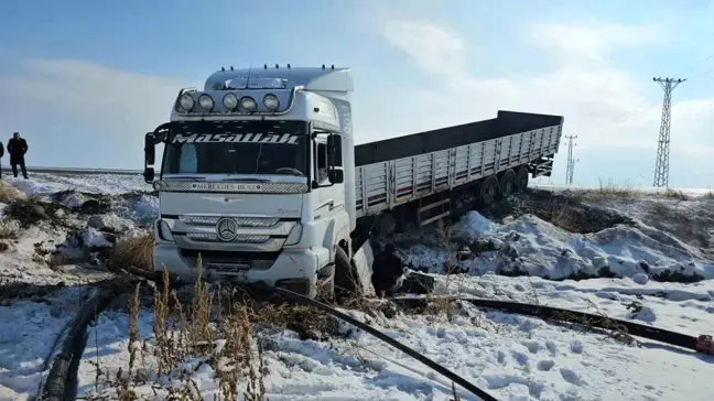 Bitlis'te Kaygan Yolda Tır Şarampole Düştü