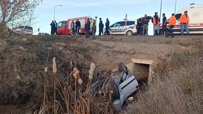 Konya'da Otomobil Sulama Kanalına Devrildi, 3 Yaralı