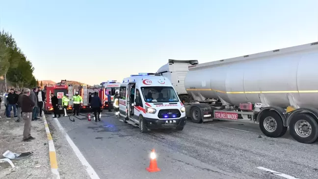 Adıyaman'da Akaryakıt Tankeri ile Otomobil Çarpıştı: 4 Ölü, 4 Yaralı