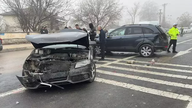 Elazığ'da Zincirleme Trafik Kazası: 3 Yaralı