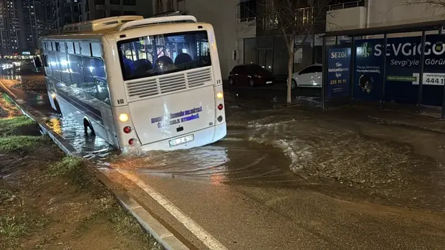 Adana'da Özel Halk Otobüsü Çukura Düştü