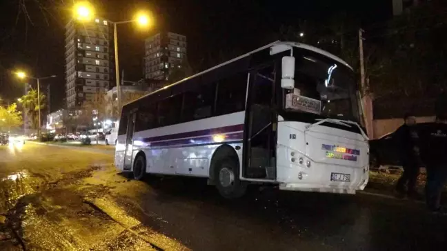 Adana'da İçme Suyu Patladı, Halk Otobüsü Çukura Düştü