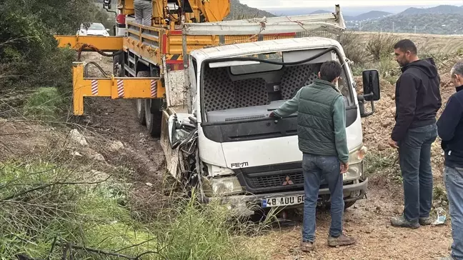 Bodrum'da Kamyonet Uçuruma Devrildi: 3 Yaralı