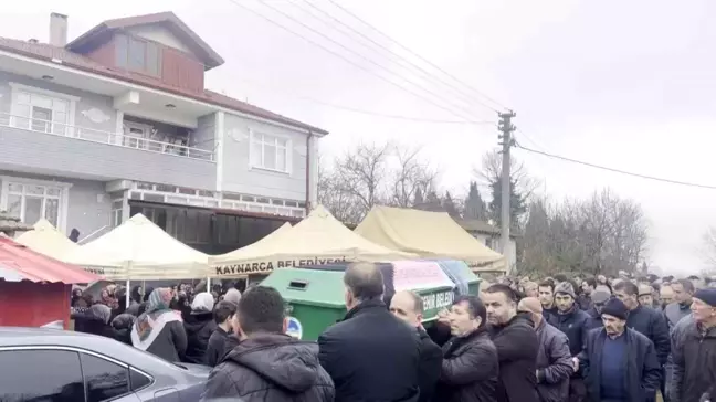 Kocaeli'de trafik kazasında hayatını kaybeden 14 yaşındaki öğrenci Sude Tamir toprağa verildi