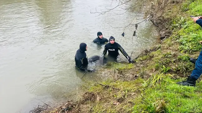 Çanakkale'de Otomobil Kocabaş Çayı'na Düştü: 1 Ölü, 1 Yaralı