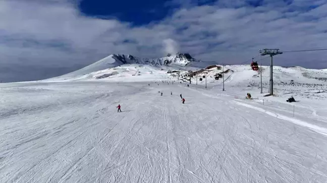 Erciyes Kayak Merkezi, Kış Turizminde Misafirlerini Ağırlamaya Devam Ediyor