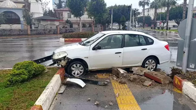 Manavgat'ta Trafik Kazası: 3 Yaralı