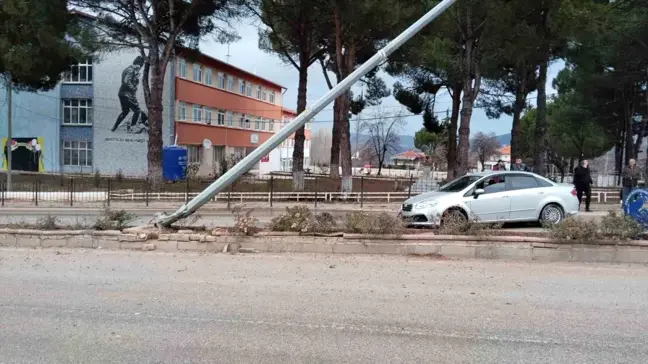 Denizli'de Kontrolden Çıkan Otomobil Elektrik Direğine Çarptı