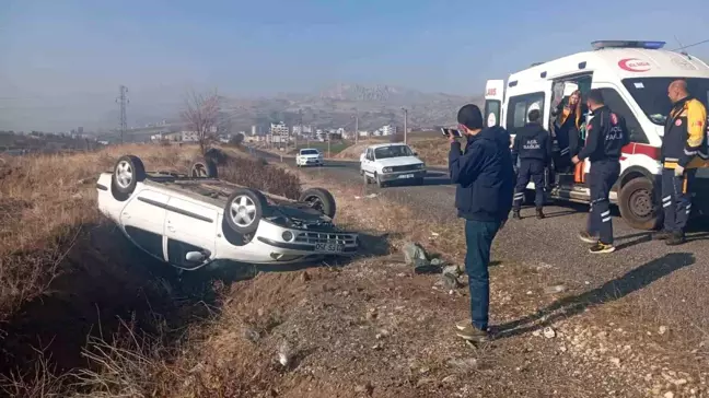 Diyarbakır'da Devrilen Otomobilde Dede ve Torun Yaralandı