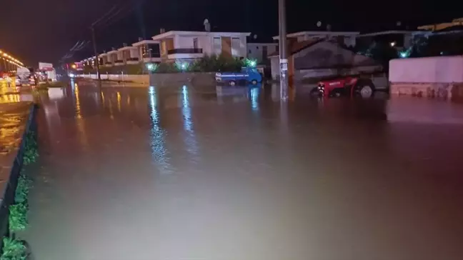 Edremit'te Yağışlar Kara Yolunu Kısmen Kapatı