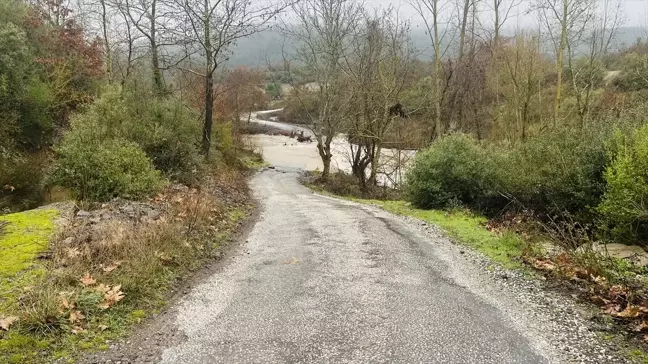 Çanakkale'de Şiddetli Yağışlar Yol Kapattı