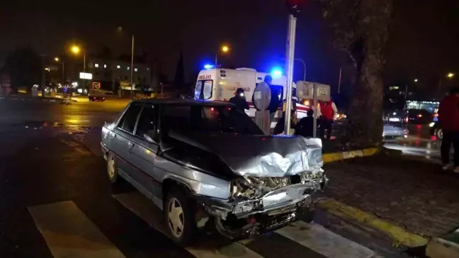 Antalya'da Trafik Kazası: 3 Araç Hurdaya Döndü, Sürücüler Sağ Salim