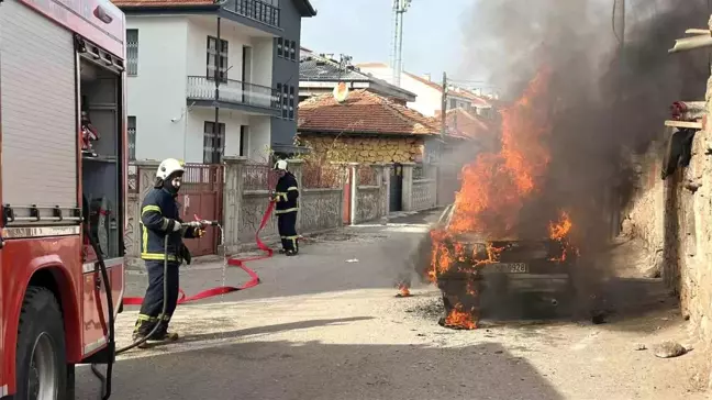 Aksaray'da Park Halindeki Araç Alev Topuna Döndü