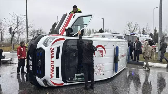 Kütahya'da Ambulans ile Otomobil Çarpıştı: 4 Yaralı