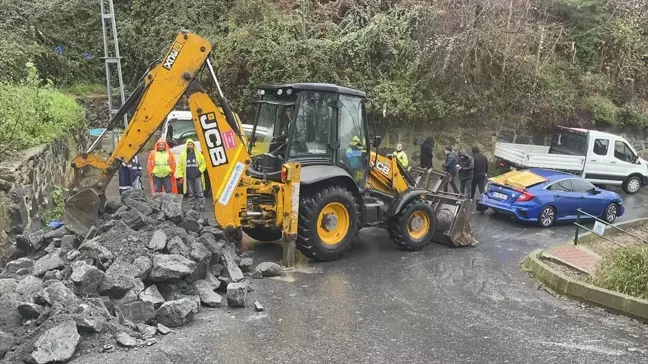 Yağış Nedeniyle İstinat Duvarı Yıkıldı, Park Halindeki Otomobile Hasar Verdi