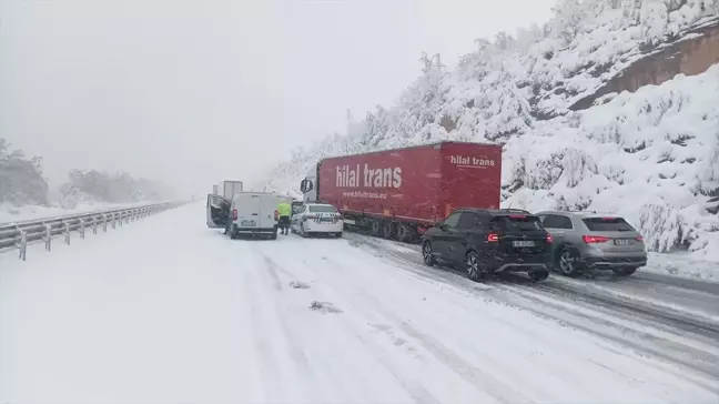 Gelibolu'daki Kar Yağışı Sebebiyle Trafik Tıkanıklığı