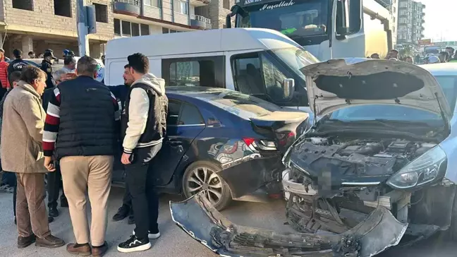 İskenderun'da Freni Patlayan Kamyon 5 Araca Çarptı: 3 Yaralı