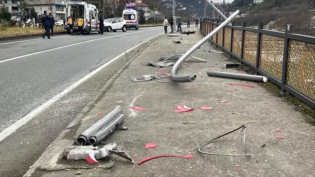 Rize'de aydınlatma direğine çarpan cipin sürücüsü yaralandı