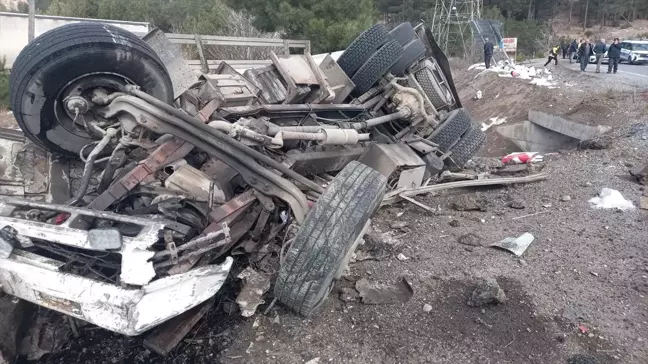 Adana'da Devrilen Kamyonun Sürücüsü Hayatını Kaybetti