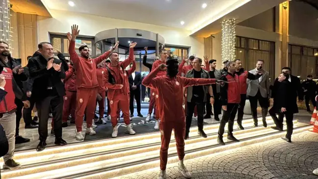 Galatasaray Mersin'de Taraftar Coşkusuyla Karşılandı