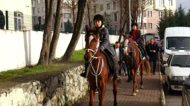 Kardeşler Karnelerini Atlarla Almaya Geldi