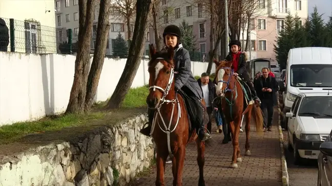 İki Kardeş Karnelerini At Üstünde Aldı