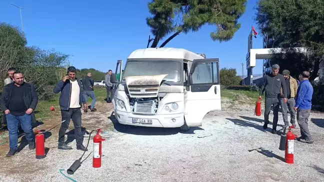 Manavgat'ta Otel Servis Minibüsü Yangın Çıkardı