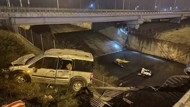 Sultangazi'de Hafif Ticari Araç ve Kamyon Çarpıştı: 3 Yaralı