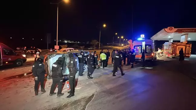 Adana'da Hafif Ticari Araç Çarpışması: 1 Ölü, 2 Yaralı