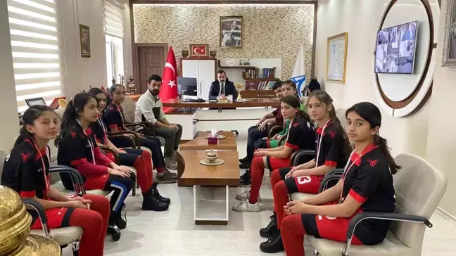 Kars'ta Futsal Şampiyonu Öğrenciler Kaymakam Akköz'ü Ziyaret Etti