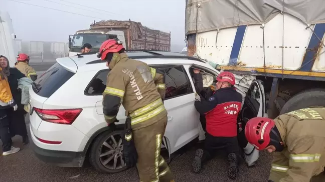 Bandırma'da otomobil kamyona çarptı: 5 yaralı