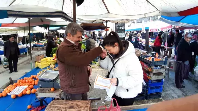 Bolu'da Pazarcı Esnafından Öğrencilere Ücretsiz Meyve Desteği