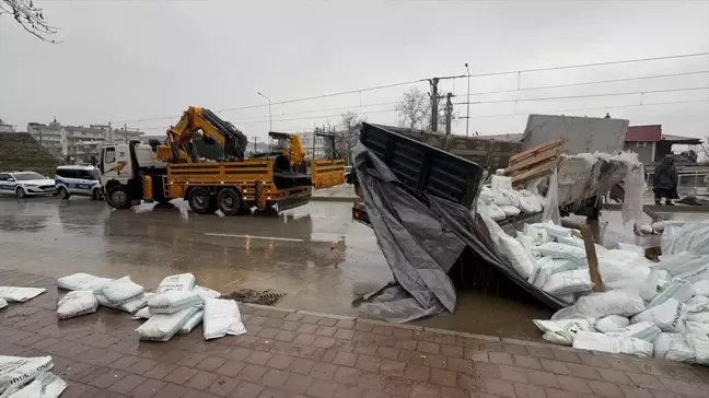 Antalya'da Gübre Yüklü Kamyonun Otobüse Çarpması Sonucu Kaza: 1 Ölü, 1 Yaralı
