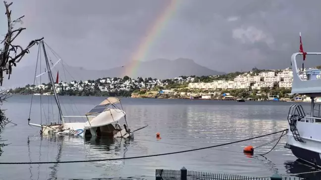 Bodrum'da Yağışlı Hava Gökkuşağını Getirdi, Bir Tekne Battı