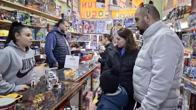 Eskişehir'de Karnelerini Alan Çocuklar, Oyuncakçıları Doldurdu