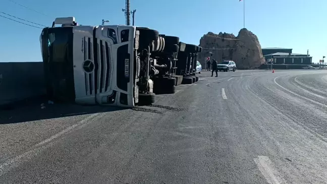 Bitlis'te Devriilen Tırda 3 Yaralı