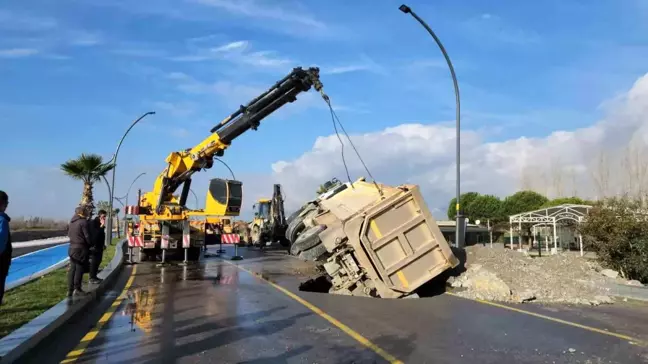 Balıkesir'de Yol Çökmesi Sebebiyle Kamyon Çukura Düştü