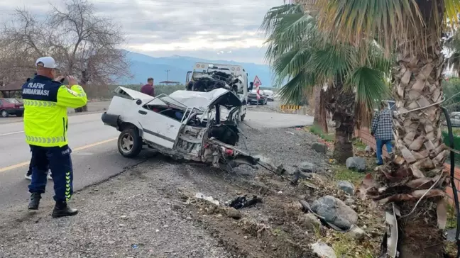 Hatay'da Kaza: Tofaş Otomobil Ağaca Çarparak İkiye Bölündü