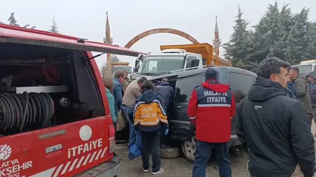 Malatya'da kamyon ile hafif ticari aracın çarpıştığı kazada 3 kişi yaralandı