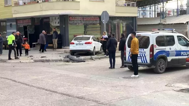 Mersin'de Otomobil Çarpışması: İki Sürücü Yaralandı