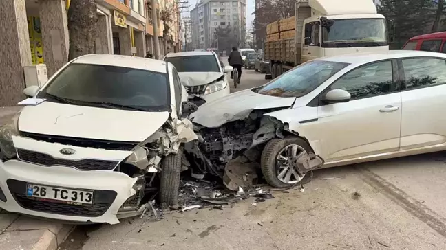 Eskişehir'de Trafik Kazası: 1 Yaralı, 3 Araç Hasar Gördü