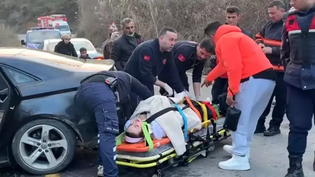 Pamukova'da Yabancı Uyruklu Yolcuların Olduğu Otomobil Ağaçla Çarpdı