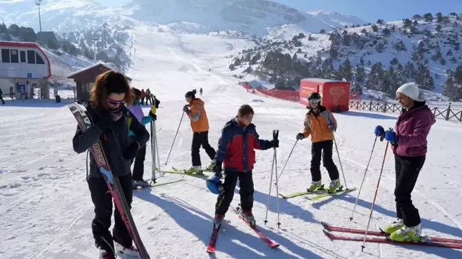 Erzincan'da Dağ Kayağı Sporcuları Sömestir Tatilinde Antrenman Yapıyor