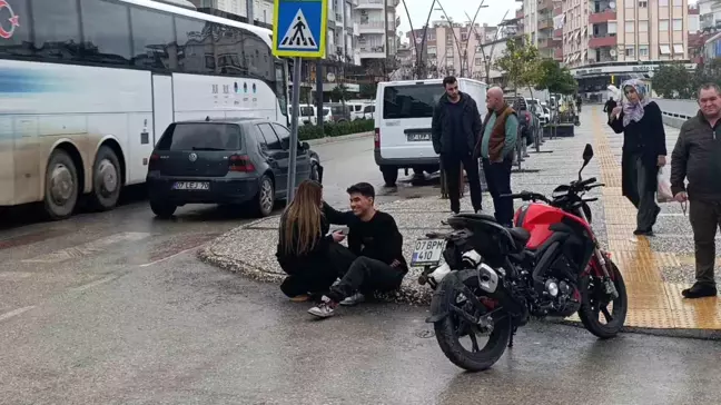 Manavgat'ta Motosiklet ve Otomobil Çarpıştı: Yaralı Sürücüyü Kız Arkadaşı Teselli Etti