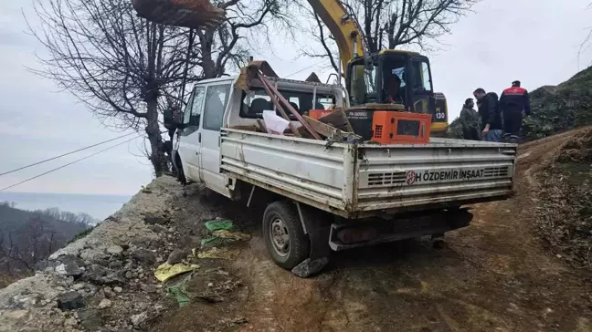 Artvin'de Yolda Kalan Kamyoneti Kurtarmak İsterken Kazaya Sebep Olan Ekskavatör